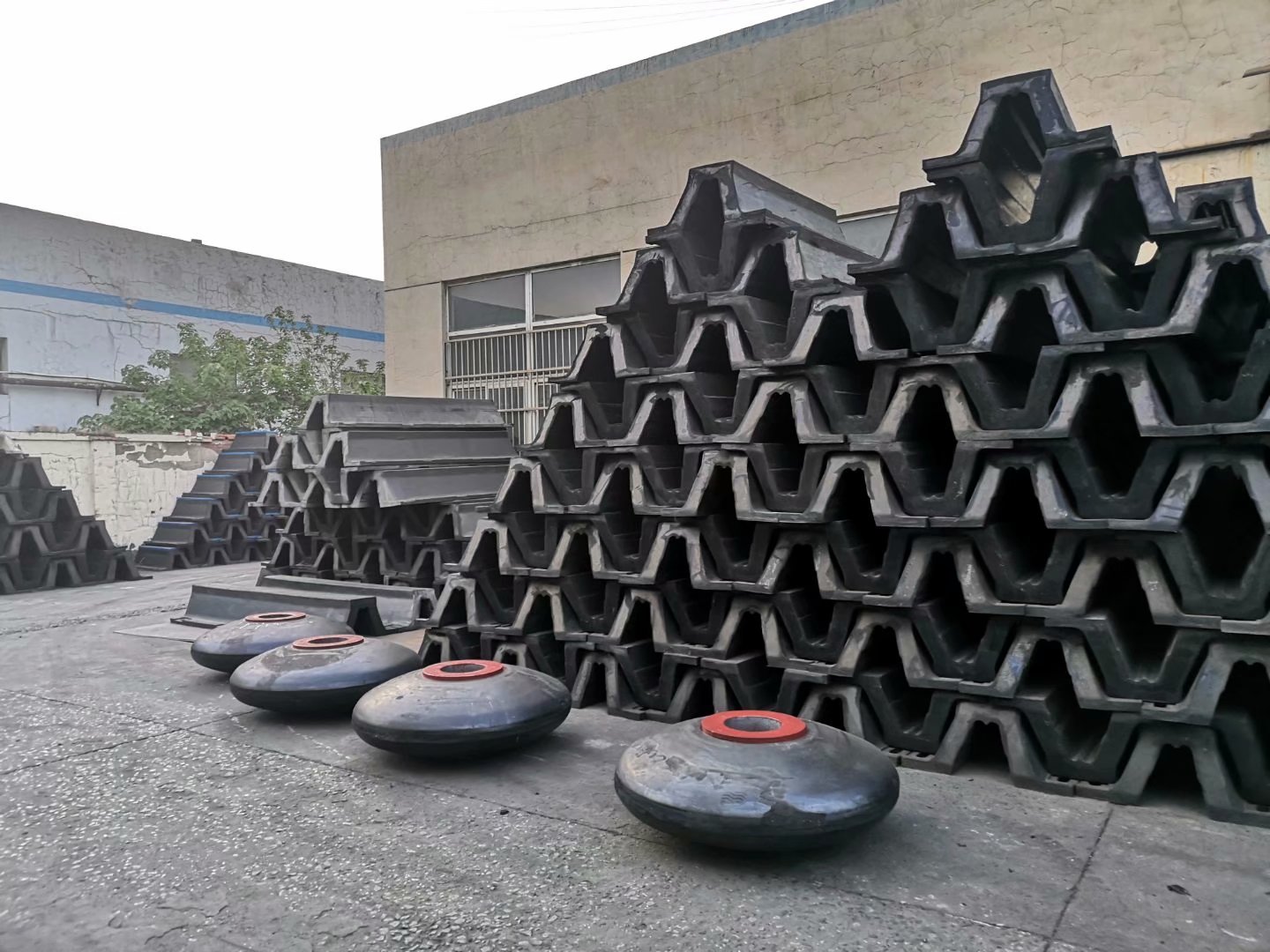 轉(zhuǎn)動型橡膠護舷